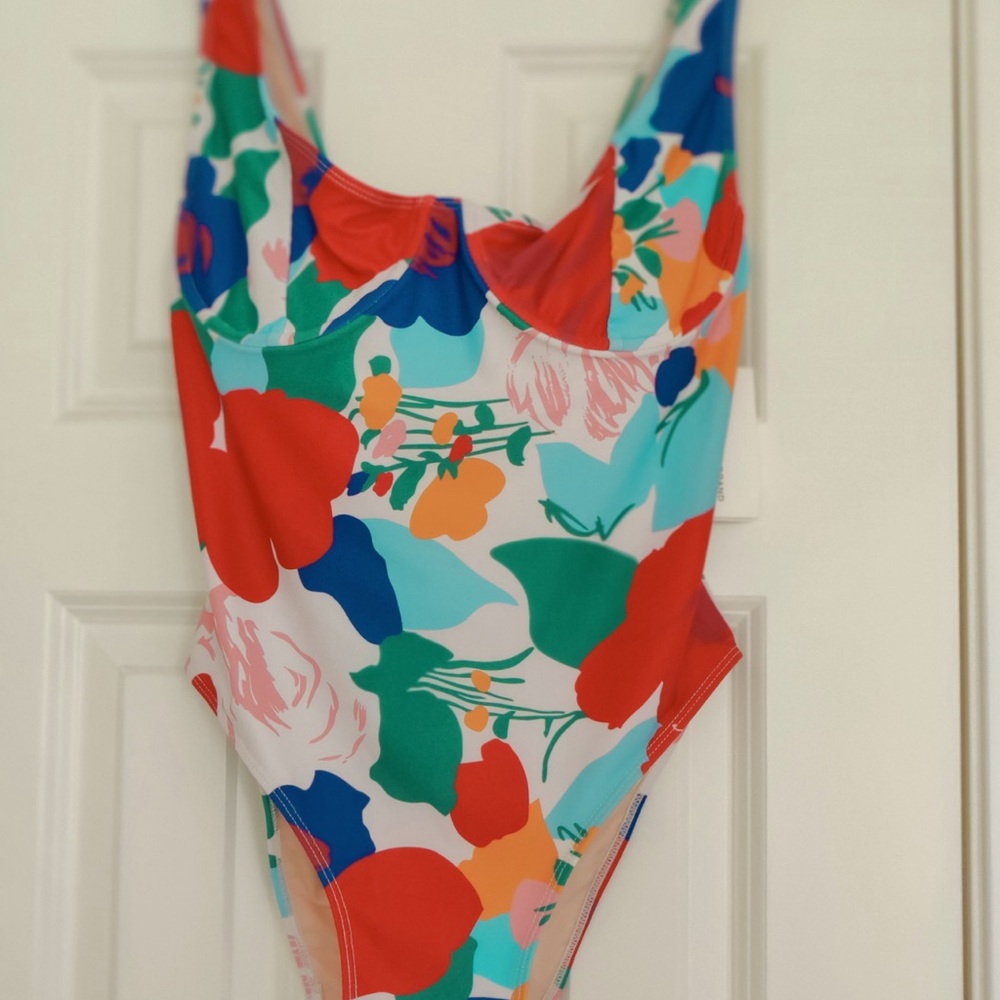 NWT Faithfull the Brand Floral One Piece - Red, Green, Blue
New with tags